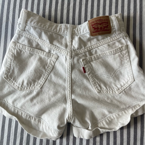 White Levi’s A-Line Mom Jean Shorts - Picture 1 of 6